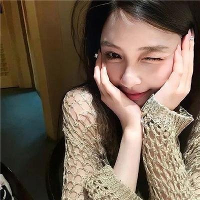 照片中的女孩